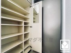 玄関にはシューズボックスを完備。家族の靴もしっかり収納できるので、玄関がいつも片付き、気持ちよくお客様を迎えられます。