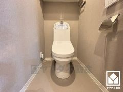 上部にトイレットペーパーのストックや消耗品置き場などとしてお使いいただける吊戸棚がございます。