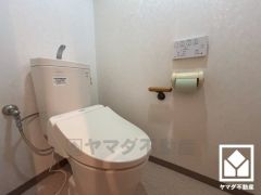 明るく清潔感溢れるトイレです。温水洗浄便座付きで、季節を問わずいつでも温かい便座をお使いいただけます。