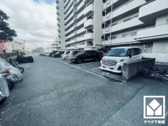 敷地内に駐車場を完備。重い荷物や雨の日の移動もスムーズで、快適なカーライフを実現。空き状況等は弊社スタッフまでお気軽にお問い合わせください。