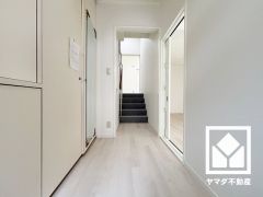 シンプルで洗練された玄関スペース。帰るたびにホッとできる、心地よい住まいの入り口。