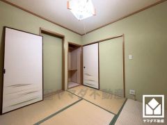 客間にも、ワークスペースにも、家族のくつろぎ空間にも。暮らしに寄り添う、自由に使える和室。