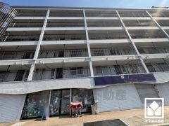 家族との時間も、自分だけの時間も心地よく過ごせる。シンプルで飽きのこない設計が、暮らしに余白をもたらします。この住宅は、日々の暮らしをそっと支えてくれます。