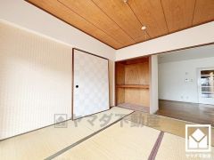 西側和室です。子どもの遊び場、お昼寝スペース、時には書斎にも。和室があると、暮らしの幅がぐんと広がる。