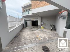 ロボットゲート付きの屋内車庫権付です（管理費3500円、修繕積立金1000円）。機械式のため、車種に制限がございます（全長5050mm、全巾1850mm、全高1900mm、重量2000kg）。