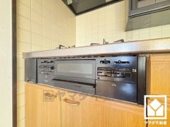 調理に手間がかかりがちな肉や魚を、短時間でサッと焼き上げることができるグリル付き。