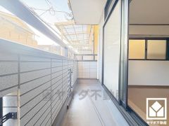 バルコニーが2階と3階に1か所ずつ、計2か所ございますので、お洗濯物をたっぷりと干す事ができます。