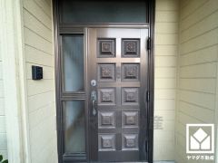 欄間・袖から光が差し込み、外出時にも帰宅時にも、明るい気持ちになれる玄関です。