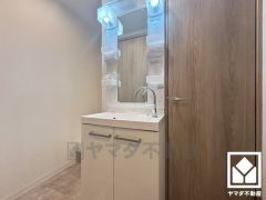 収納付きでスッキリお使い頂ける洗面台です。洗面ボウルが広めなので、忙しい朝でも身支度がしやすく時短になります。