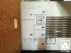 宅配ボックスも完備しています。留守でも安心、荷物の受け取りをスムーズに。