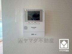 突然の来訪時でも安心なモニター付きインターホンを完備。お留守番中のお子様でも簡単に来訪者の確認ができます。