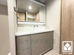 収納付きでスッキリお使い頂ける3面鏡の洗面台です。ワイドなカウンターで、忙しい朝でも身支度がしやすく時短になります。