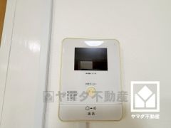 突然の来訪時でも安心なモニター付きインターホンを完備。お留守番中のお子様でも簡単に来訪者の確認ができます。