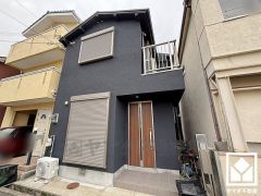 周辺には畑も広がる閑静な住宅街にあり、静かな環境で落ち着いた生活をお送りいただけます。