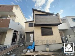 キッチン横にはパントリーがございます。まとめ買いしても心配要らずの収納力です。