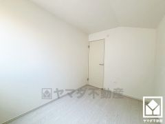 約4.3帖の2階洋室です。独立した居室なのでプライベートな時間をゆったり過ごせそうです。