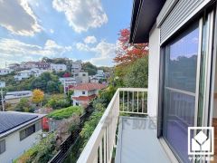 前面に視界を遮る高い建物がなく、市街を一望できる開放的な景色が広がります。開放感あふれる眺望と利便性が融合した住まい──穏やかな毎日をここから。