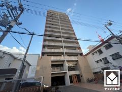 室内洗濯機置場がございますので、天候に左右されず洗濯していただけます。隣に棚があるので消耗品などをスッキリ置けるのも嬉しいポイント。