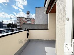 南向きバルコニーで陽当たり、風通し良好。奥行きがあり広々としているため、お洗濯物をたっぷりと干す事ができます。