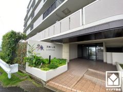 広々とした明るいエントランス。綺麗に整備されており、帰宅時や来客時にも気持ちの良い空間です。