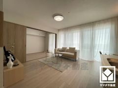 リビングには約5帖の洋室が隣接しており、引き戸が大きく開くため約20.6帖の大空間として一体利用も可能です。