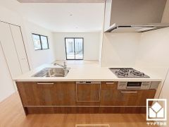 フラットタイプのカウンターキッチンなので配膳や片付けがしやすく、お料理中でもお子様の様子が分かって安心です。床下収納付きで、災害時の非常食や食料品のストックなども保存できます。