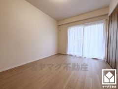 約7.1帖の洋室です。全室バルコニーに繋がるお部屋となっております。風通しが良く、明るい陽光がたっぷり差し込む心地よい生活空間です。