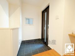 玄関にはたっぷりの収納スペースを完備。家族の靴もしっかり収納できるので、玄関がいつも片付き、気持ちよくお客様を迎えられます。