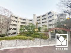 敷地内に100％確保の屋内駐車場を完備。出入口は大切な愛車をしっかり守るリングシャッター付き。重い荷物や雨の日の移動もスムーズで、快適なカーライフを実現。