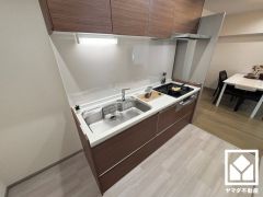 キッチンは空間を有効活用できる壁付けタイプ。換気効率が高くお手入れもしやすいスリム型のレンジフードを完備。スッキリとしたスタイリッシュなデザインも魅力の一つです。