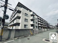 広々17帖のLDKが魅力。家族全員がリラックスできる、ゆったりとした快適リビングで温かい団らんの時間を。