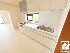 キッチンは空間を有効活用できる壁付けタイプ。窓がございますので、昼間は手元が明るく、お料理がはかどります。