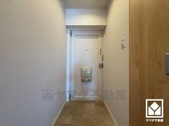 白を基調とした明るい玄関で、毎日を爽やかにスタート。帰るたびにホッとできる、心地よい住まいの入り口。