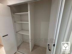 全居室収納付き。廊下収納など他にも収納があり、住空間を広々お使いいただけます。