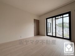 バルコニーにつながるお部屋で、通風・陽当たり良好。