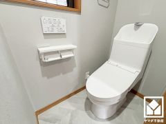 明るく清潔感溢れるトイレです。2連トイレットペーパーホルダーなのでお取替えの手間が軽減できます。