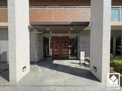 安心と快適を兼ね備えたエントランス。オートロック＆宅配ボックス完備で、暮らしの利便性を高めます。