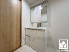 小さなお子様のお風呂上りもこのスペースがあればゆったりとして頂けます。室内洗濯機置場がございますので、天候に左右されず洗濯していただけます。