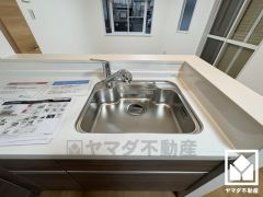 清潔感あふれるシンクで、毎日を気持ちよくスタート。浄水器内蔵のシャワー・ホース付き水栓なので洗い物がしやすく、いつでも安心・安全な水をお使いいただけます。