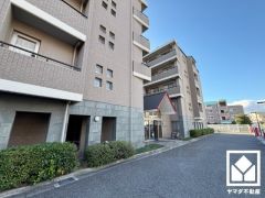 東側バルコニーにはスロップシンクがございます。汚れやすい作業を室内を汚さず行えるので、生活空間を清潔に保つことができます。