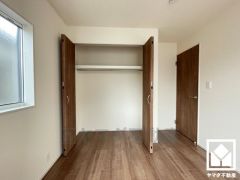 新たに家具を買わなくても良いので、ハンガーパイプ付きのクローゼットは嬉しいですね。