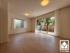 シンプルで美しいデザインのリビングが、毎日の生活に彩りを添える。