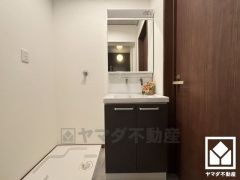 室内洗濯機置場がございますので、天候に左右されず洗濯していただけます。