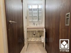 洗面台は鏡の後ろにも収納スペースがあり、オーラルケア・ヘアケア・スキンケア用品などもスッキリ片付きます。