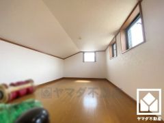 大型荷物の収納や、書斎・趣味のスペース、お子様の秘密基地など、多用途にお使い頂けるロフトがございます。