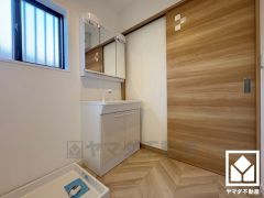 小さなお子様のお風呂上りもこのスペースがあればゆったりとして頂けます。室内洗濯機置場がございますので、天候に左右されず洗濯していただけます。