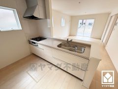 カウンターキッチンなので配膳や片付けがしやすく、お料理中でもお子様の様子が分かって安心です。浄水器付きなので、いつでも安心・安全な水をお使いいただけます。