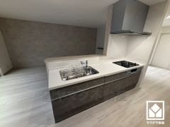 対面式キッチンなのでお料理中でもお子様の様子が分かって安心です。毎日の料理がもっとスムーズになる、便利な3口コンロ付き。