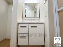 収納付きでスッキリお使い頂ける3面鏡の洗面台です。洗面ボウルが広めなので、忙しい朝でも身支度がしやすく時短になります。