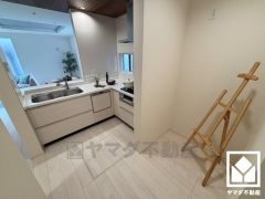 カップボードなども置いていただける広々としたスペースがあり、お料理がはかどりそうなキッチンです。床下収納があり、災害時の非常食や食料品のストックなども保存できます。